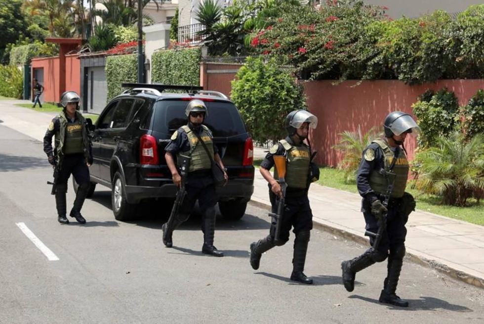 Prohíben a Kuczynski salir fuera de Perú mientras es investigado