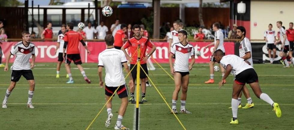 Löw busca tres relevos para el partido contra Brasil