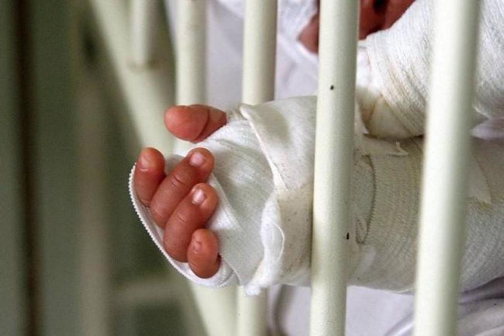 Madre provoca quemaduras a su hijo de siete años con agua hirviendo
