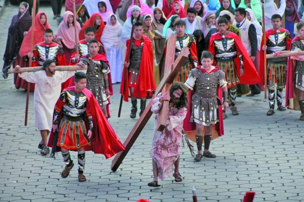 Jóvenes celebran viacrucis viviente