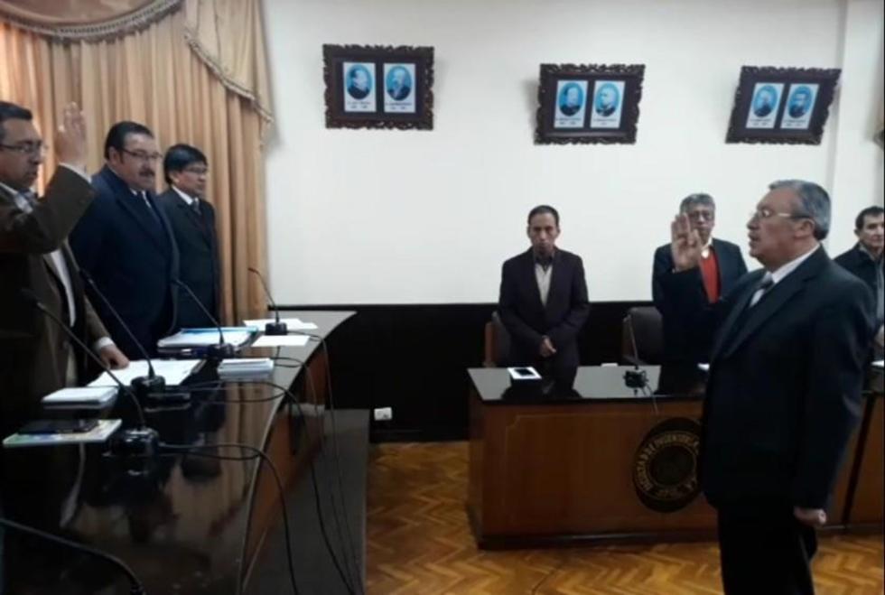 Posesionan a Adrían Montoya como decano de Derecho de la UATF