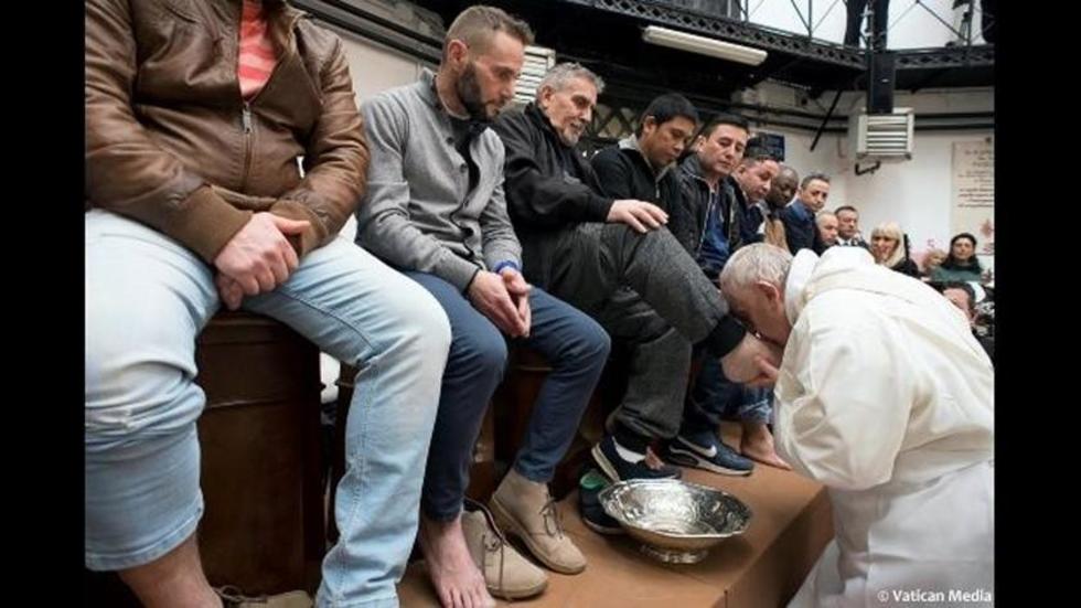 El papa Francisco lava los  pies de presos no católicos