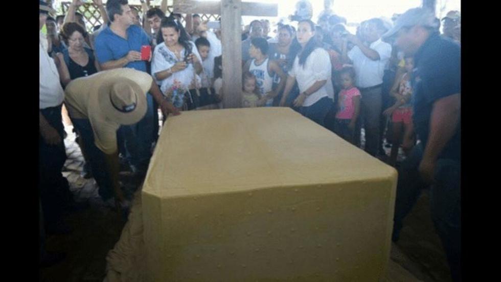 Presentan el queso criollo más grande de Bolivia