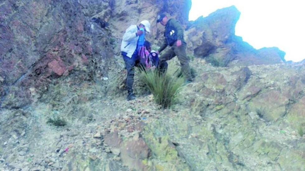 Un grupo de jóvenes ebrios golpean a  policías