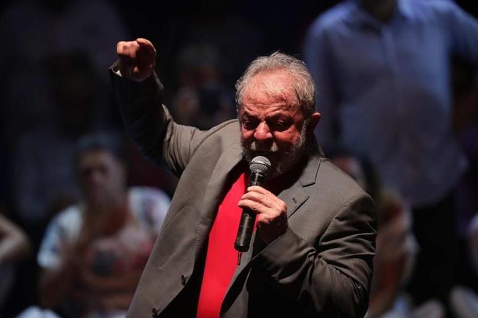 Un juez decreta prisión para Lula quien debe entregarse hasta hoy