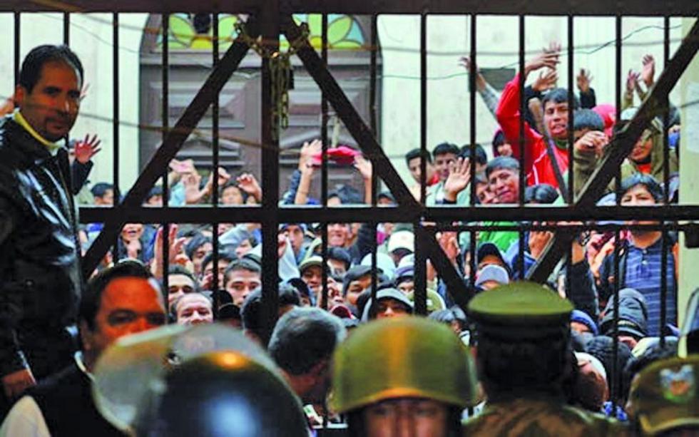 Reconocen que los policías hacen cobros en cárceles