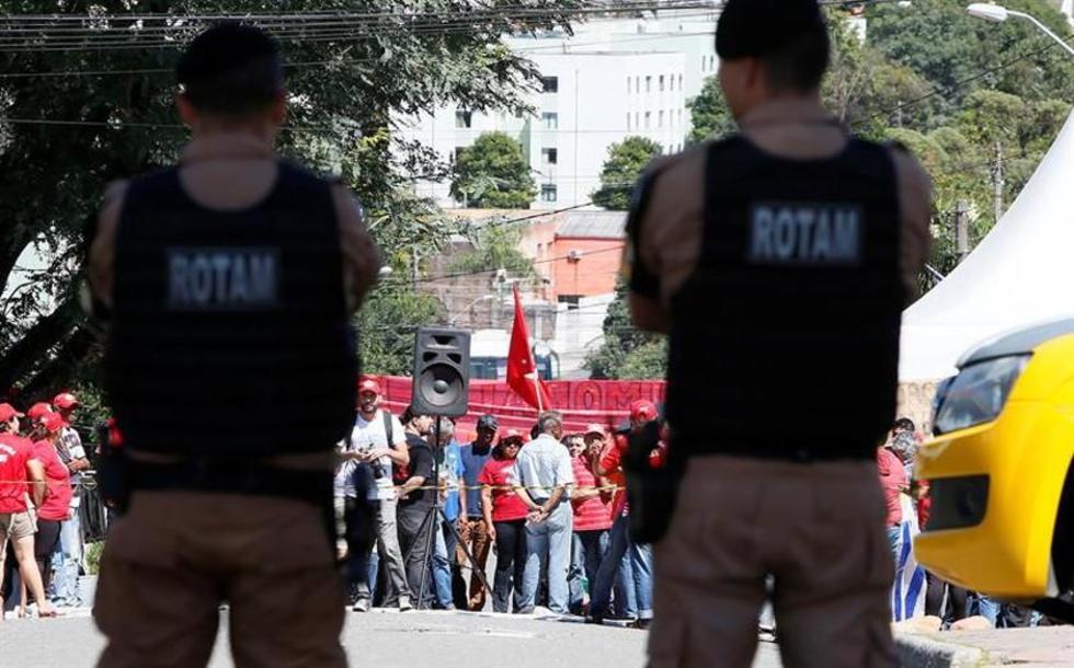 La justicia bloquea los bienes de Lula y abogados buscan libertad