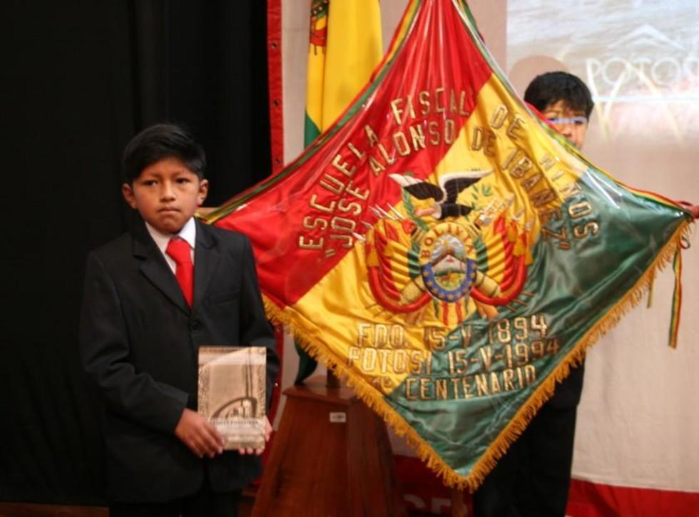 Presentan un libro escrito por niños
