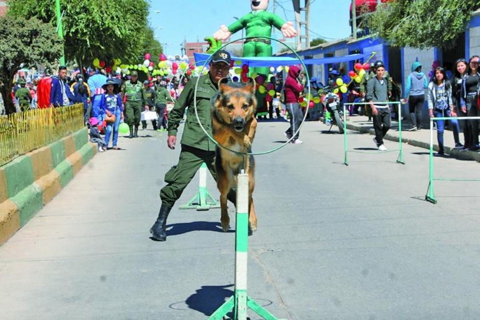 Policías agasajan a las niñas y niños