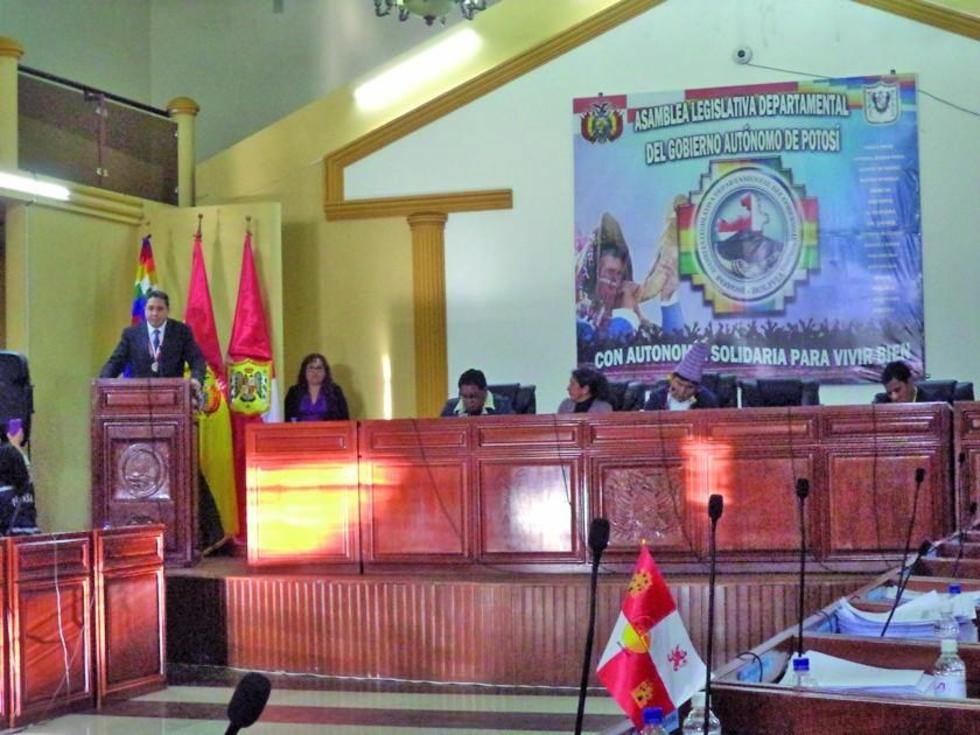 Asambleístas dan reconocimiento al ministro de Justicia