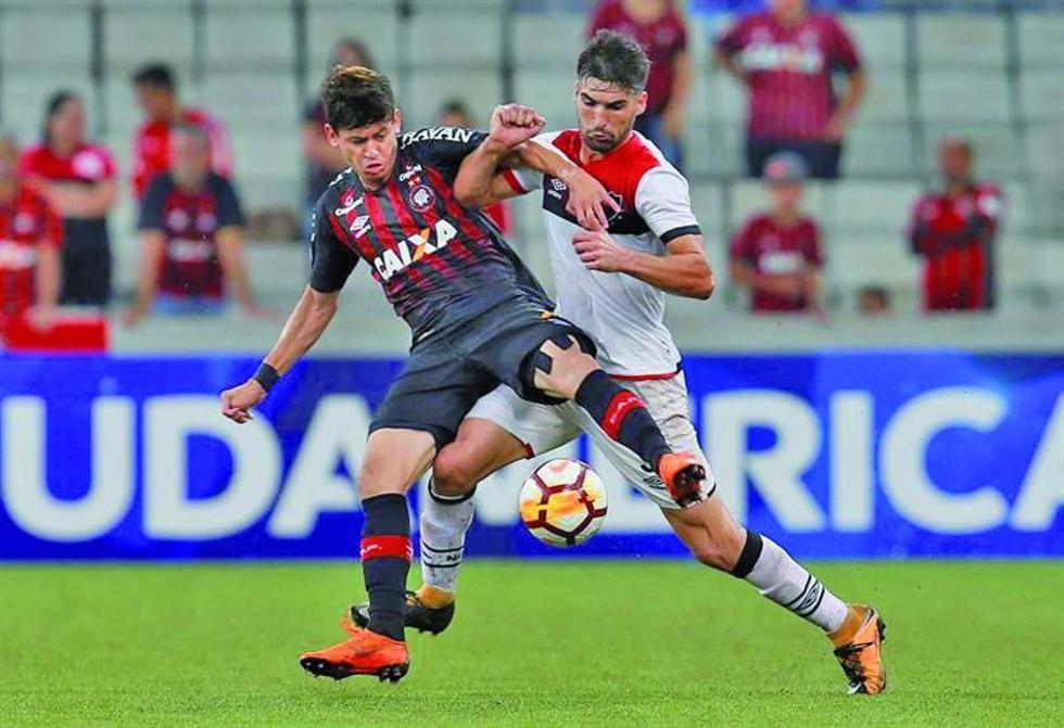 Paranaense golea 3-0 a Newell's