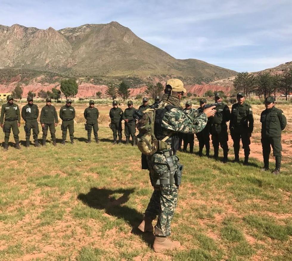 Policías se preparan para situaciones críticias
