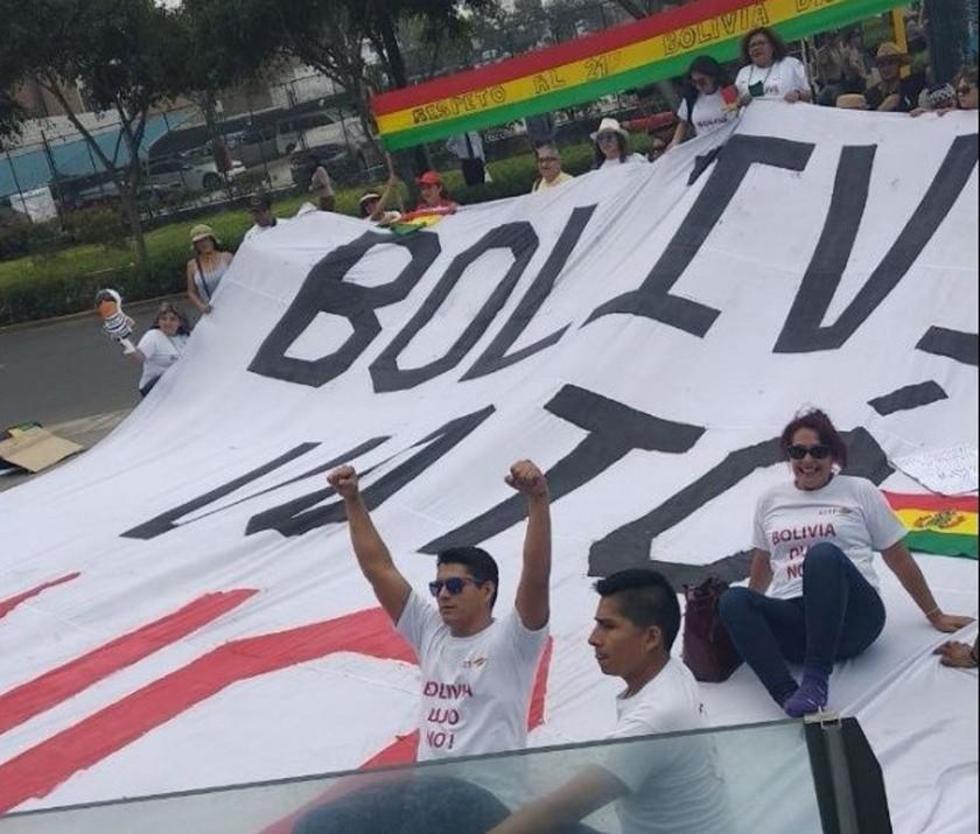 Protestas en defensa del 21 F se hacen escuchar en calles de Lima