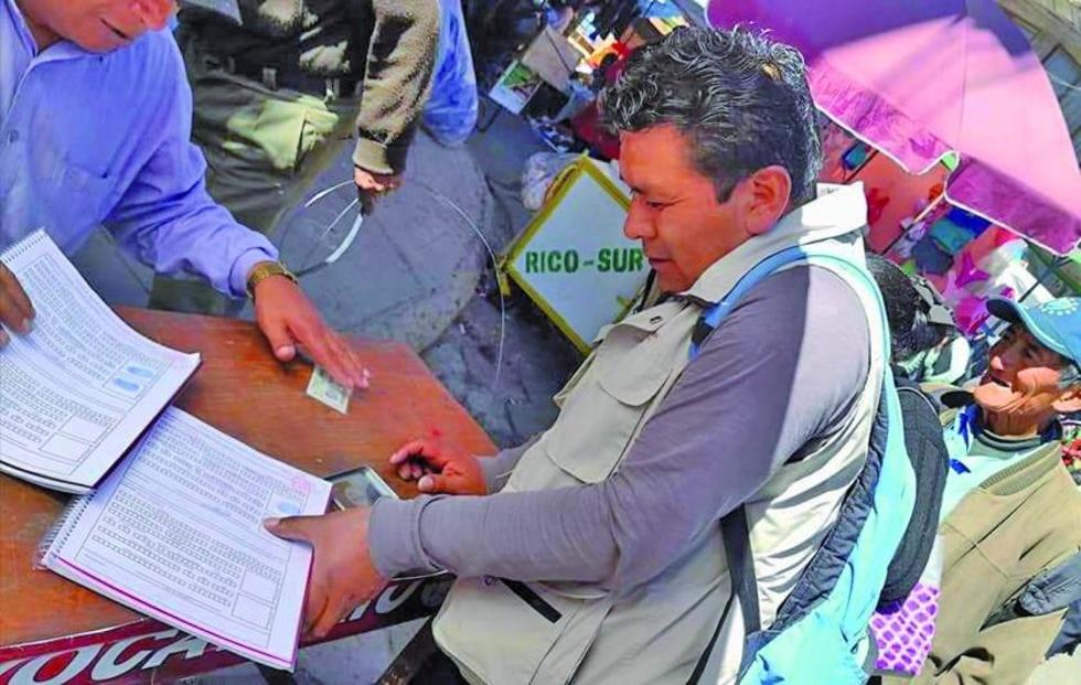 Vedia estampa su firma para pedir revocatoria para sus excolegas