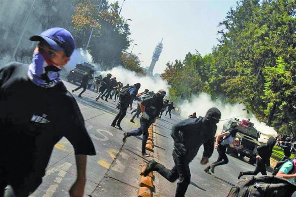 Miles de estudiantes marchan contra plan educativo de Piñera