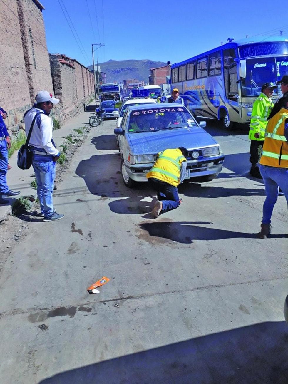 Retiran placas de autos sin roseta ambiental