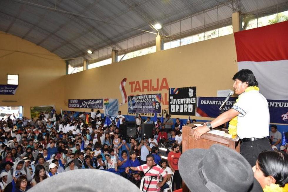 Evo Morales llama a "iniciar la batalla por redes sociales"