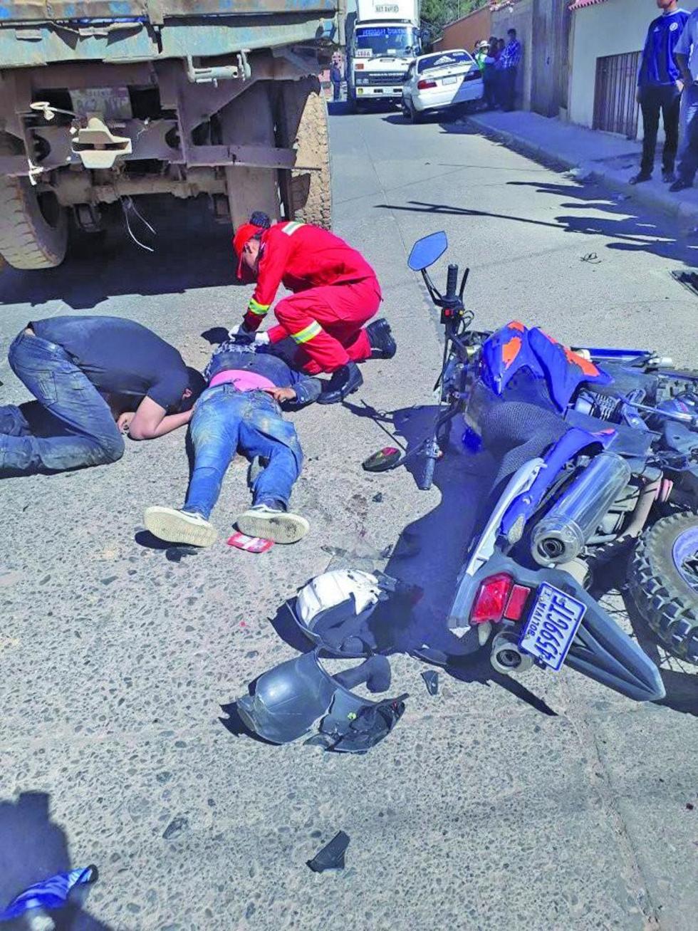 Colisión entre motocicleta y volqueta deja un muerto