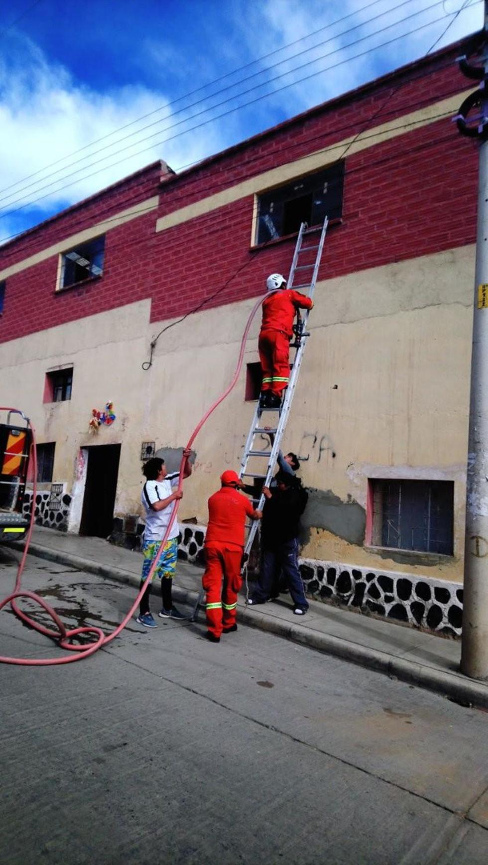 Fuga de gas causa incendio y la Policía controla el fuego