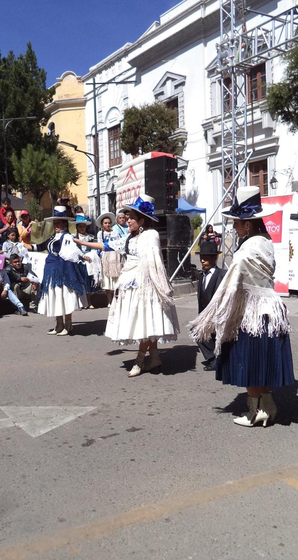 Bolivia busca  que la cueca  esté en el plan escolar
