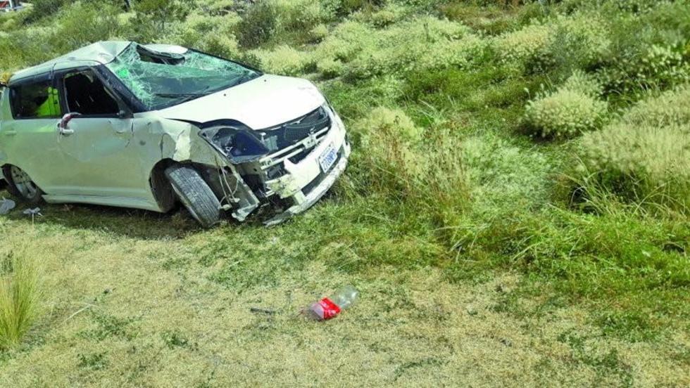 Se embarranca un auto con tres personas