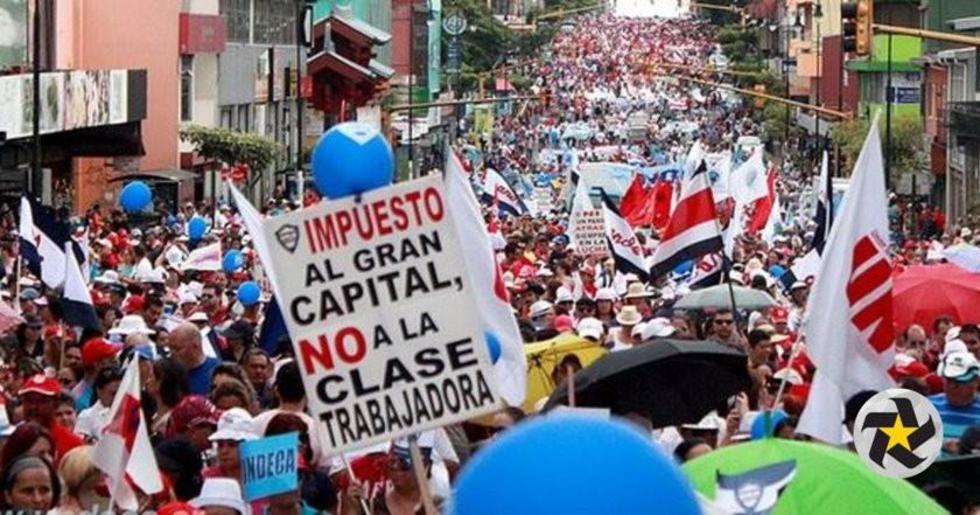 Manifestantes rechazan una reforma tributaria en Costa Rica 