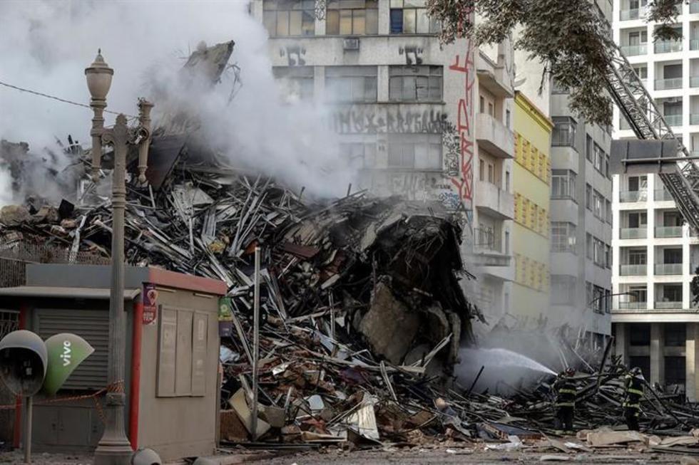 Derrumbe de edificio incendiado termina con un fallecido en Brasil 