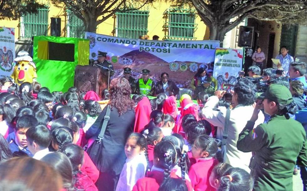 Los policías inician acción preventiva en las escuelas
