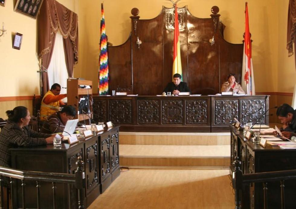Anuncian descuentos a los concejales que dejan sesiones