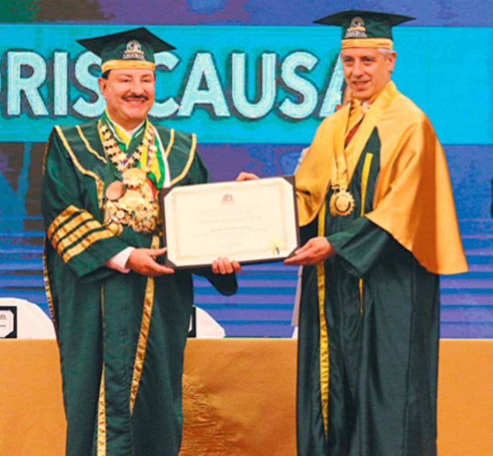 Protesta por el 21F se hace oír en la entrega de un honoris causa a García