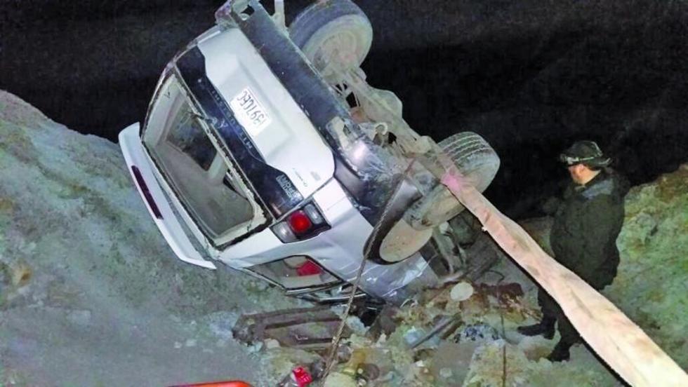 Embarrancamiento de auto deja tres personas heridas