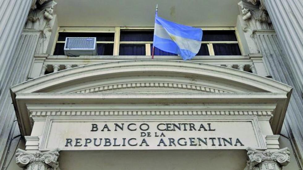La caída del peso argentino agita la política económica para Macri