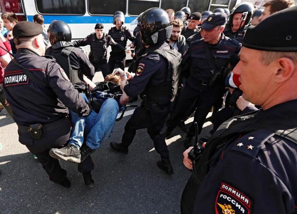 Protestas contra investidura de Putin dejan más de mil detenidos