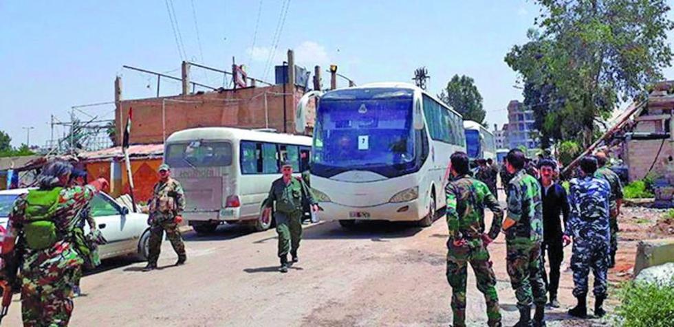 Combatientes y sus familias abandonan Siria tras acuerdo