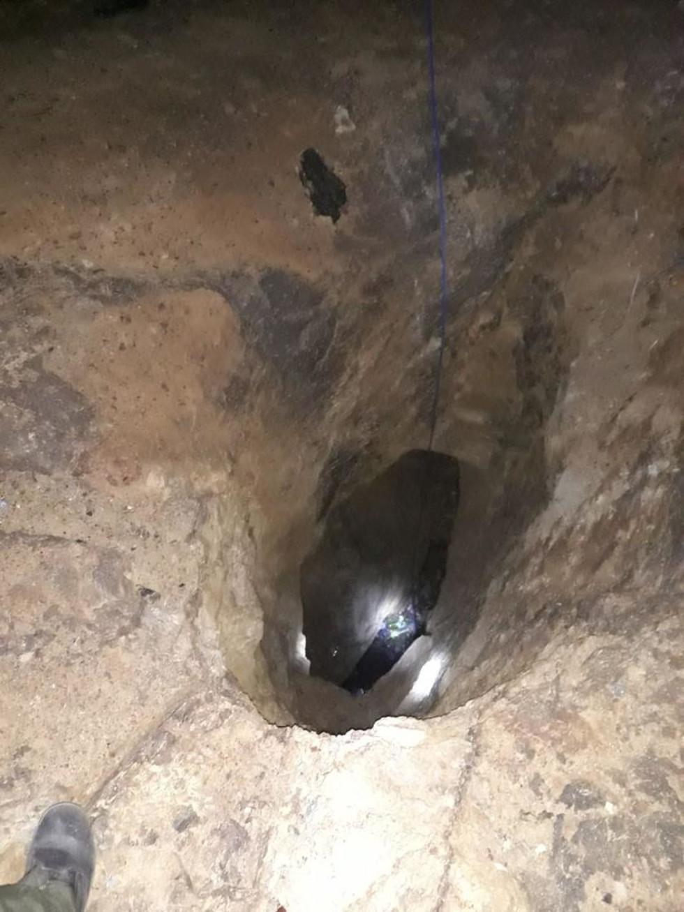 Rescatan a dos personas que cayeron a un agujero en un cerro
