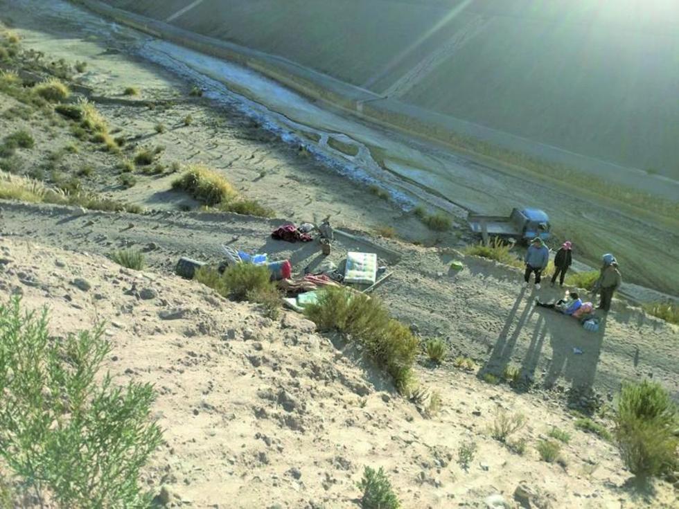 Camión cae al barranco y deja muerto y heridos
