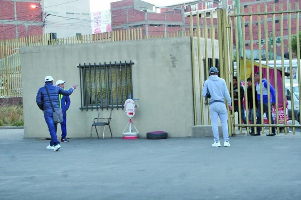 Hinchas increpan al técnico Maygua 
