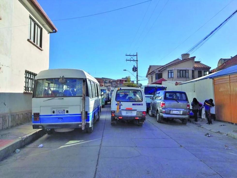 Choferes cierran calles por su aniversario