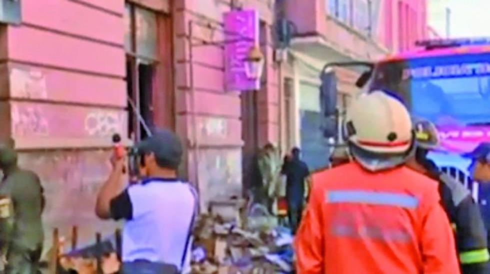 Un incendio de gran magnitud afecta  un edificio patrimonial de Oruro