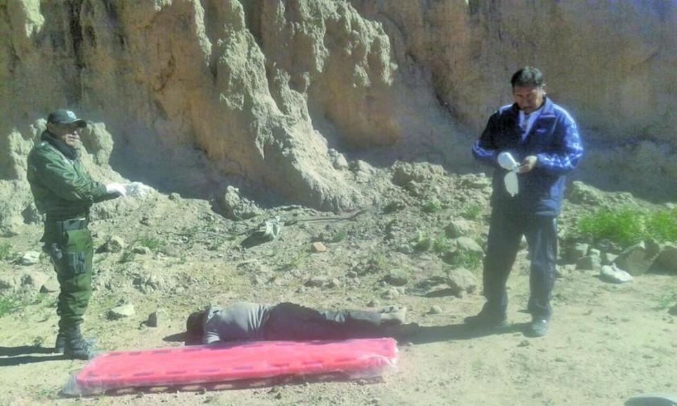 Hombre cae a un barranco y pierde la vida