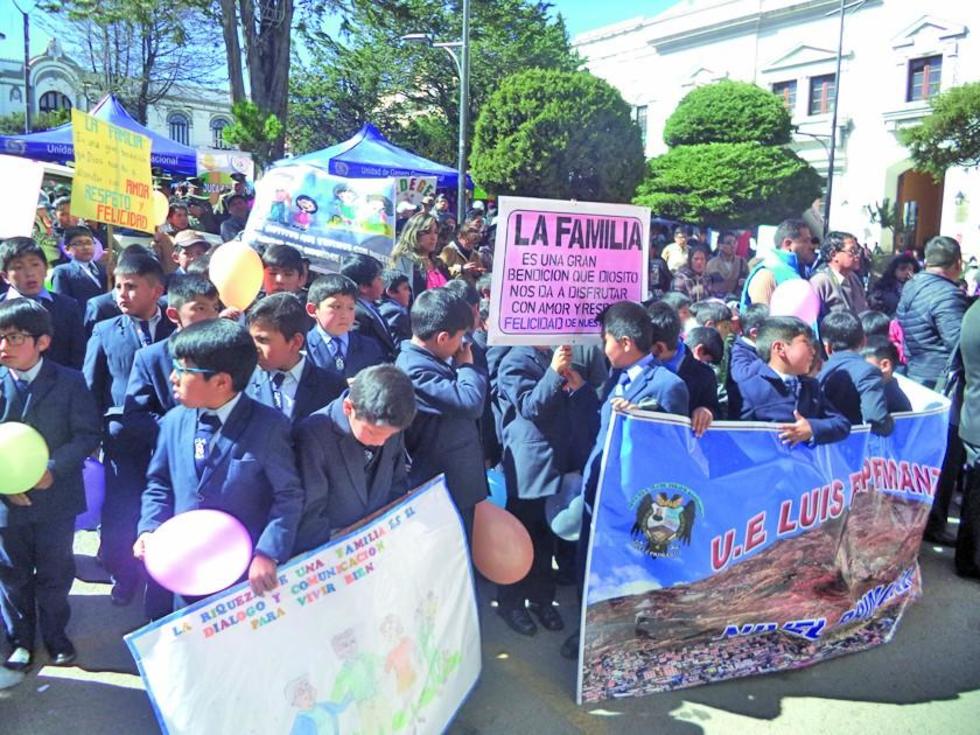 Casi 30 mil niños están en riesgo de perder a familias
