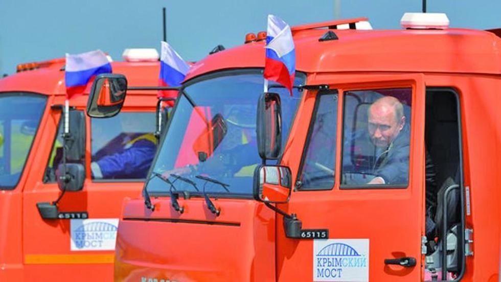 Putin inaugura un puente que une a Rusia con Crimea