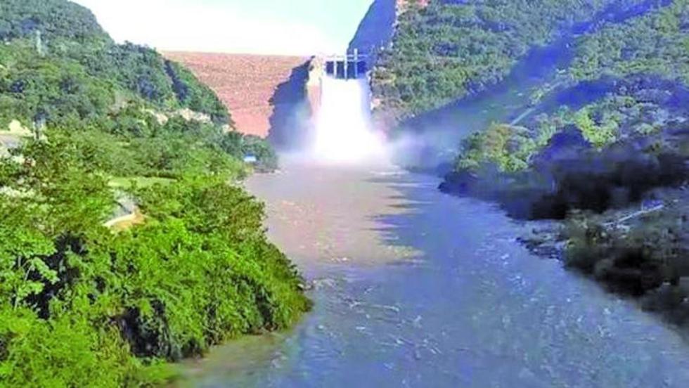 Temen ante el riesgo de romperse una represa de hidroeléctrica en Colombia
