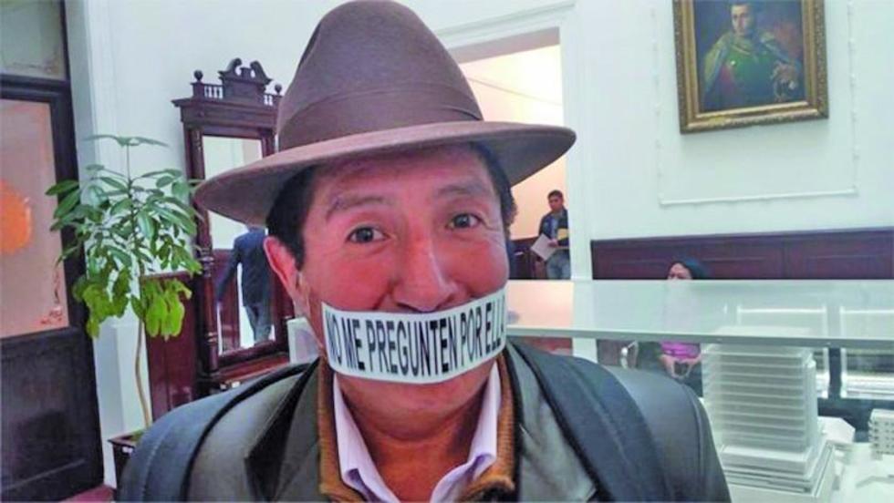 Quispe se tapa la boca con un letrero que dice “no me pregunten por ella”