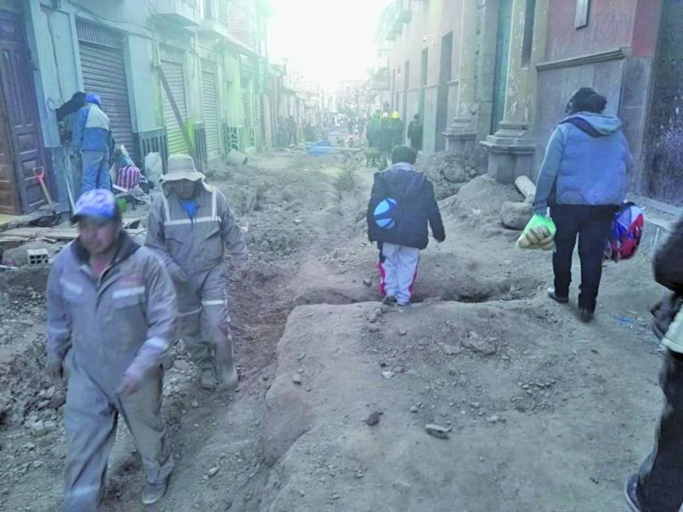 Abren la calle Bolívar y algunas personas cayeron