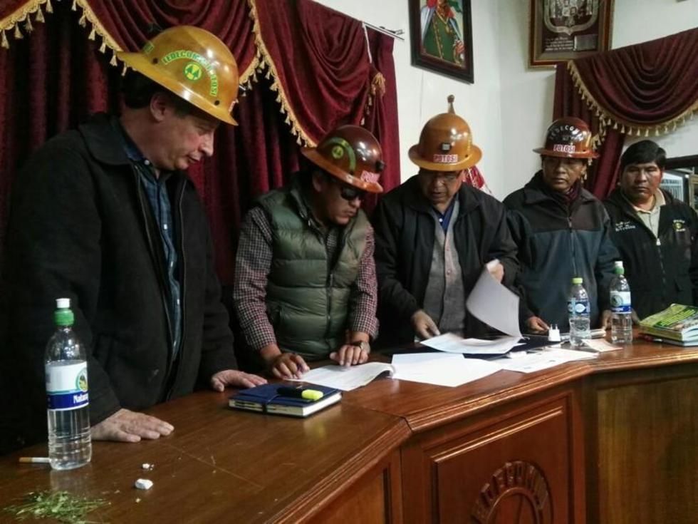 Gobierno y cooperativas sellan acuerdo para control de aporte minero