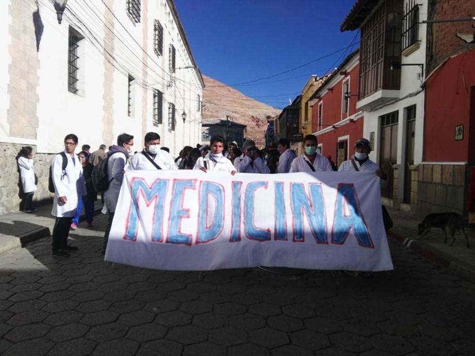 Estudiantes de Medicina de la UATF mantienen movilización
