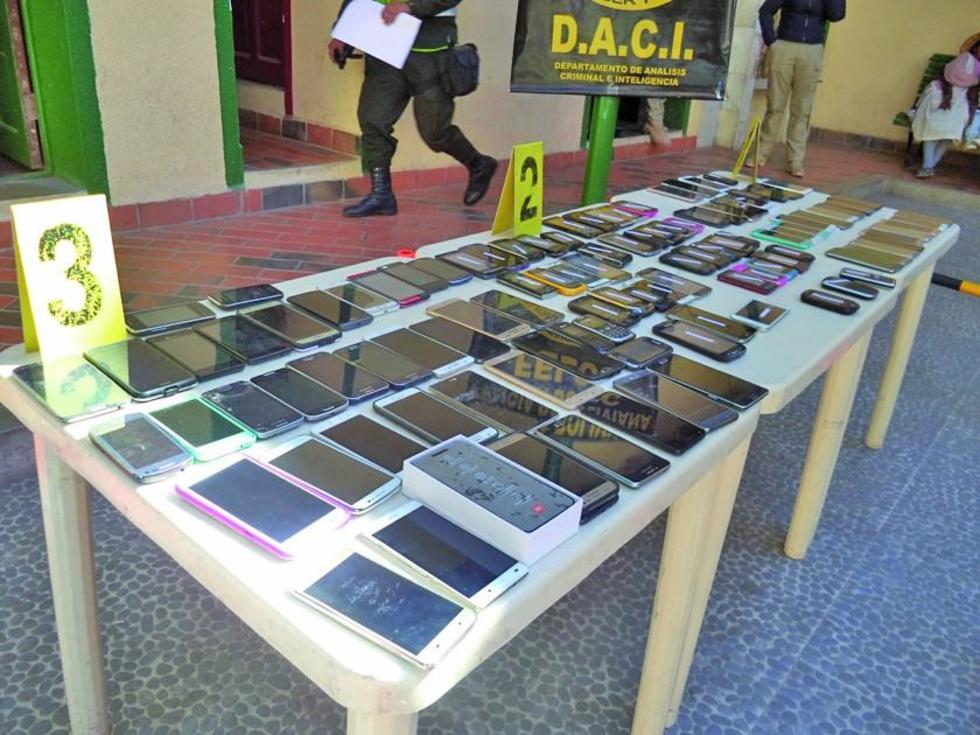 Felcc incauta más de 100 celulares a tres personas