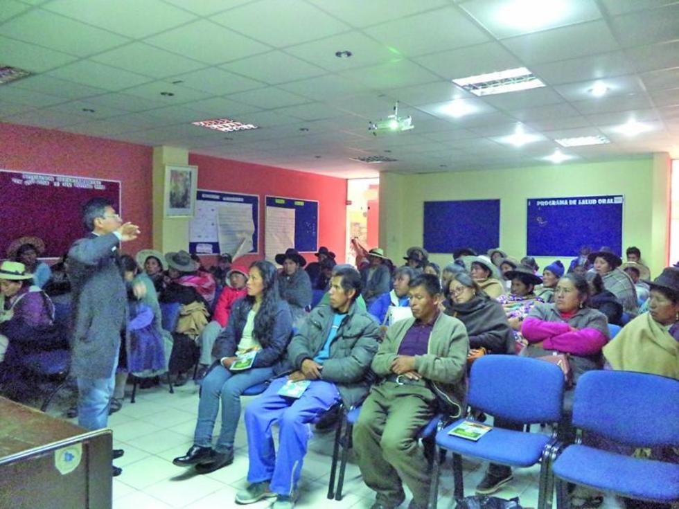 Capacitan a vendedores de productos tradicionales