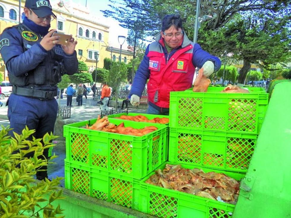 Policía Urbana incauta pollo  supuestamente contaminado